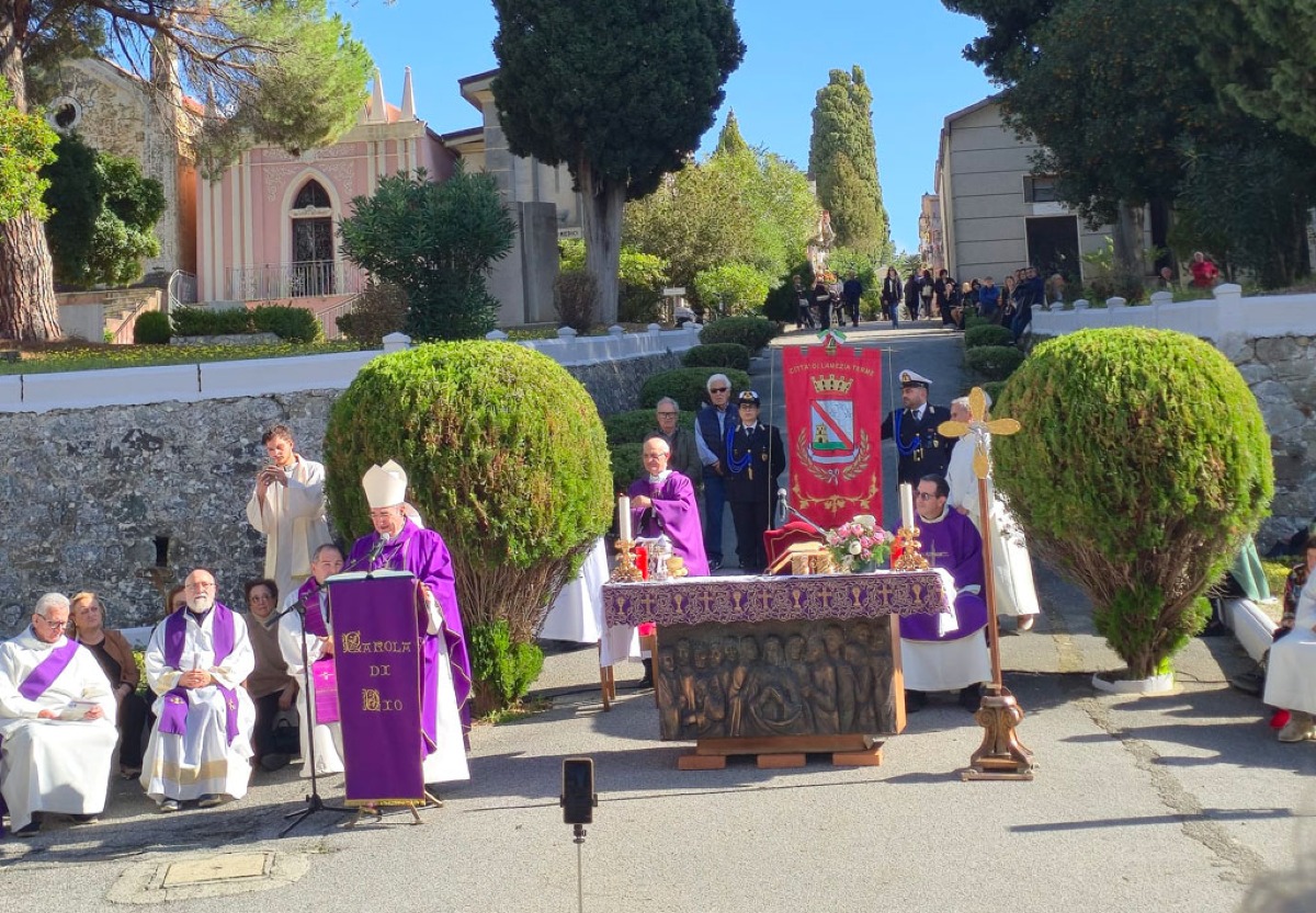 Commemorazione dei defunti a Lamezia Terme, il vescovo Parisi invita a vivere nella carità - 