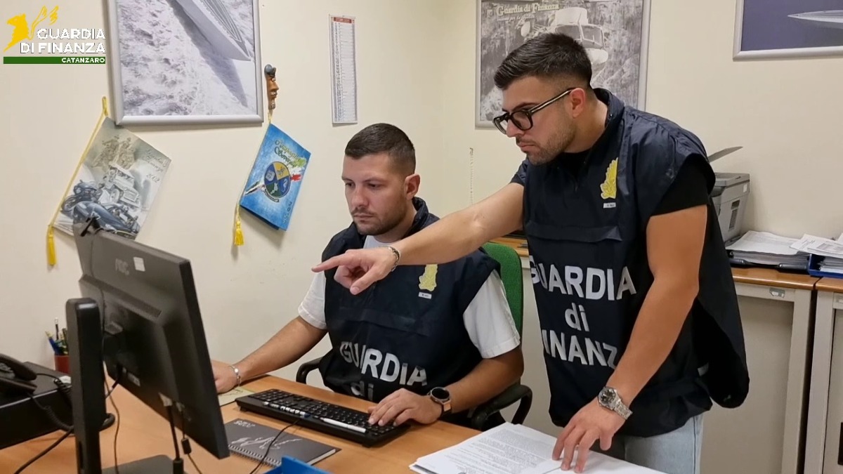 (VIDEO) Soverato, scoperto “compro oro” abusivo: sequestrati 4 kg di preziosi e denaro contante - 