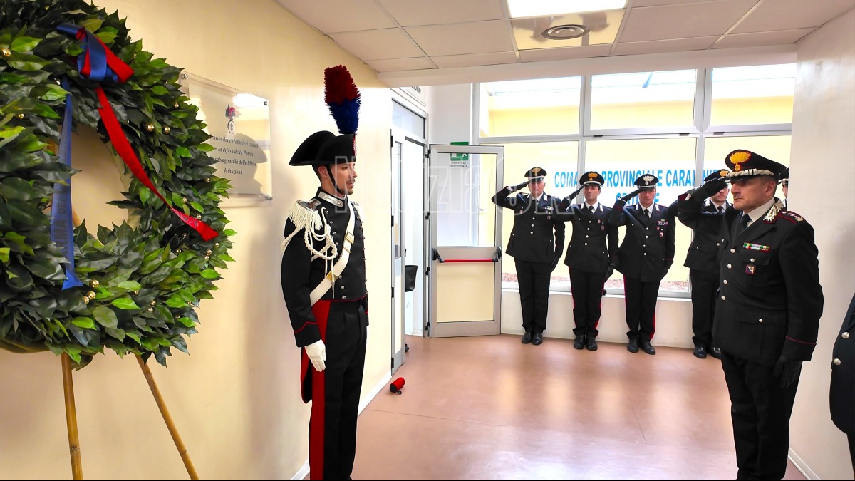 (VIDEO) Una corona ai caduti sul lavoro, il ricordo dei Carabinieri di Crotone -  