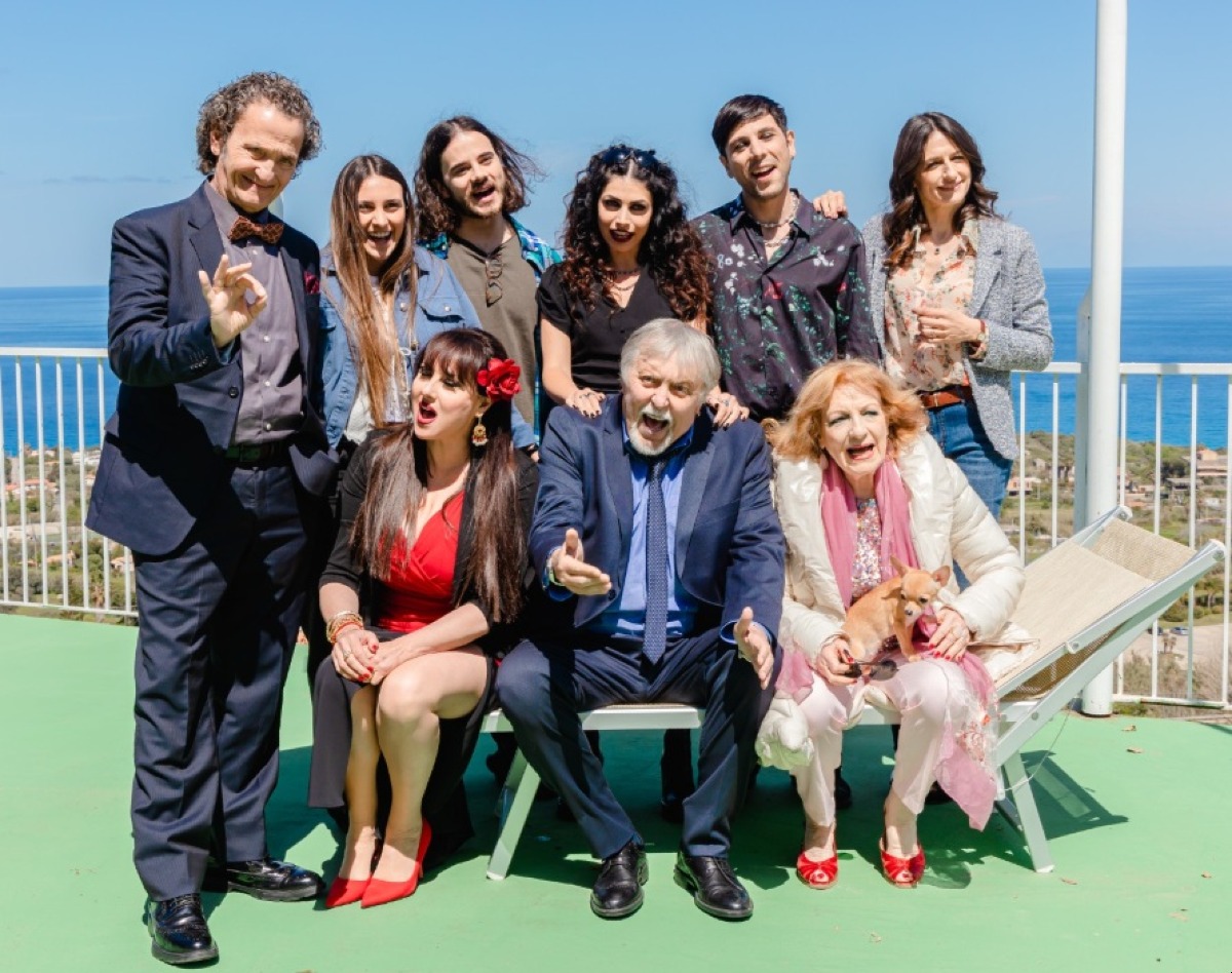 La Calabria protagonista in "Due famiglie, un funerale": dal 13 novembre al cinema, una commedia da “morire” dal ridere - 