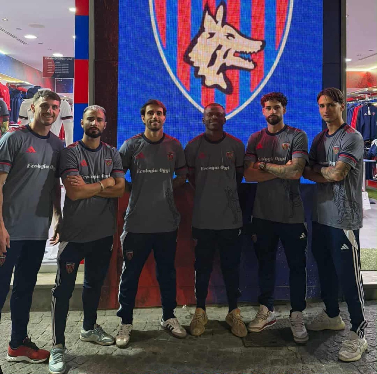 Il Cosenza Calcio svela la nuova maglia: un omaggio alla tradizione e all'identità del club - 