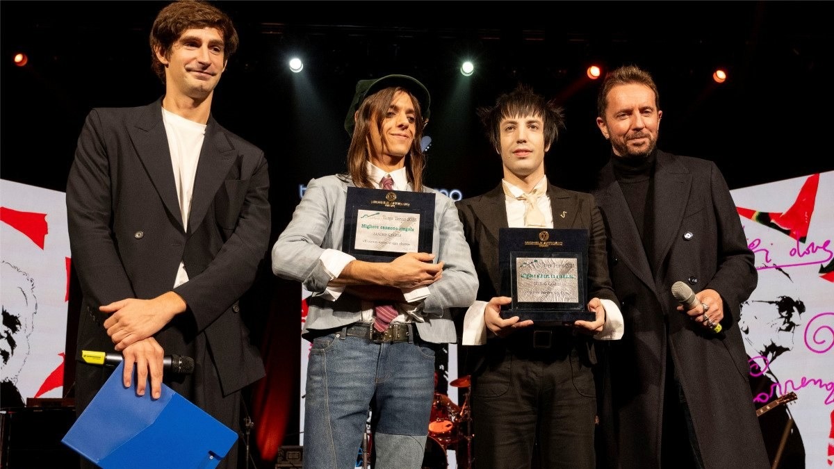 L’arte del maestro orafo crotonese Michele Affidato al Premio Tenco - Premio Tenco a Lucio Corsi (U.S. Affidato Michele 4.11.2025)