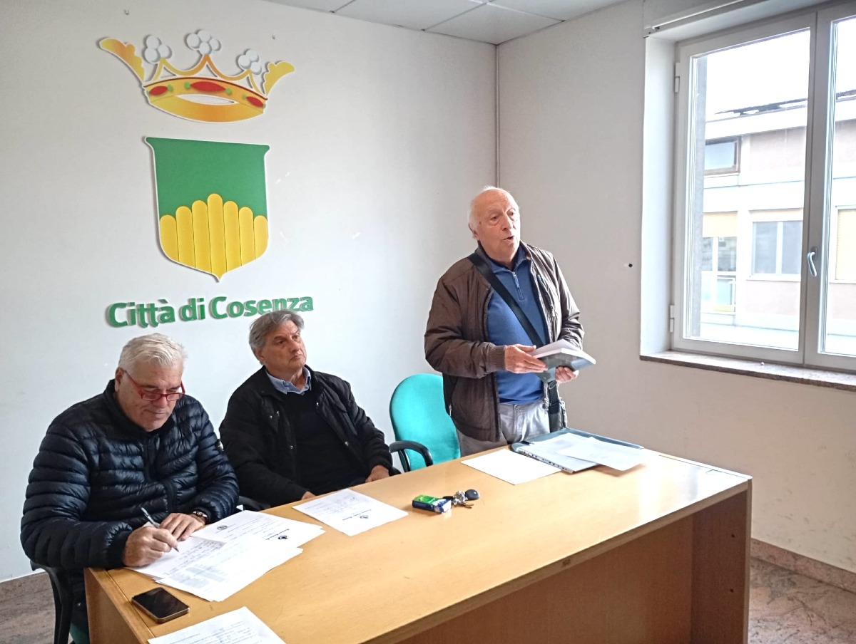 La Commissione Cultura di Cosenza premia il prof. John Trumper per il “Vocabolario Calabro” - 