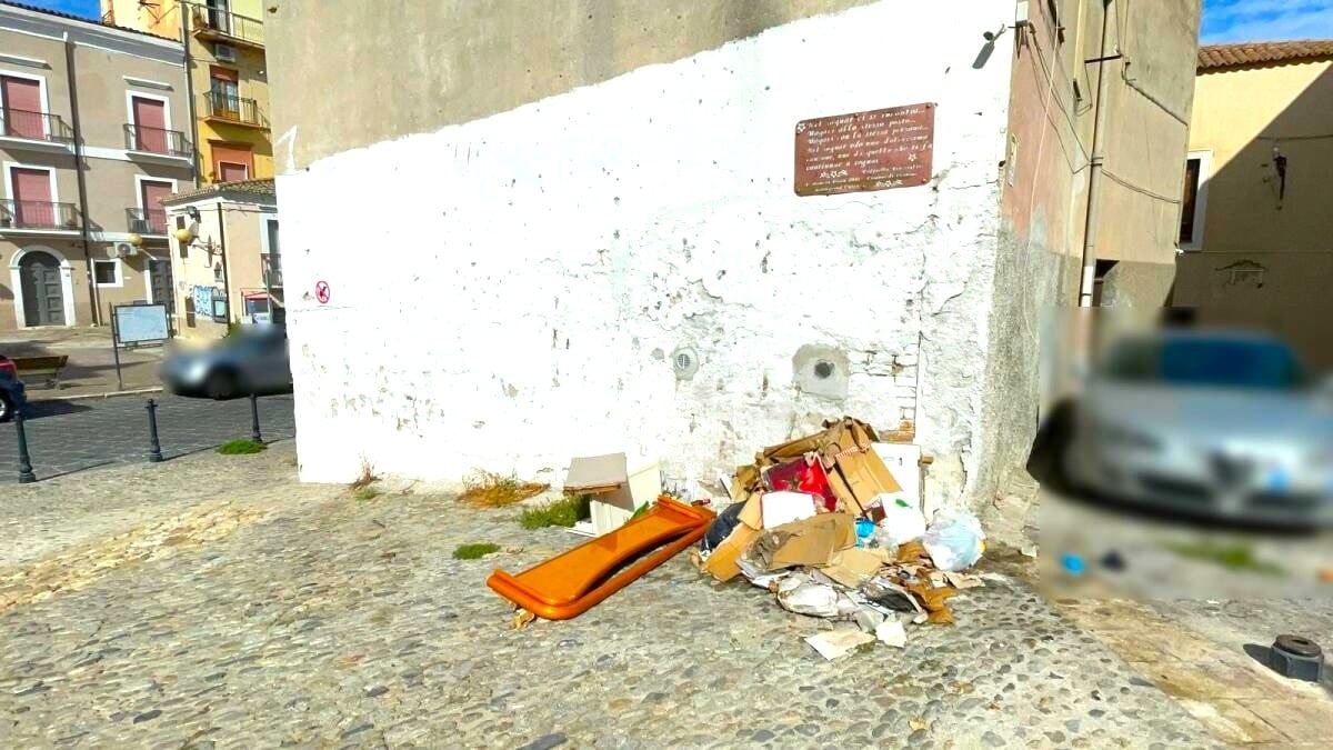 Crotone, parte la campagna contro l’abbandono dei rifiuti nel centro storico - 