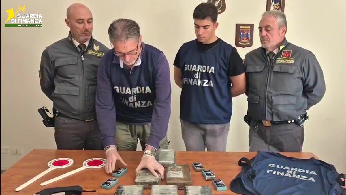 (VIDEO) Blitz della Guardia di Finanza a Villa San Giovanni: arrestato autotrasportatore con 7 chili di droga nel tir - 