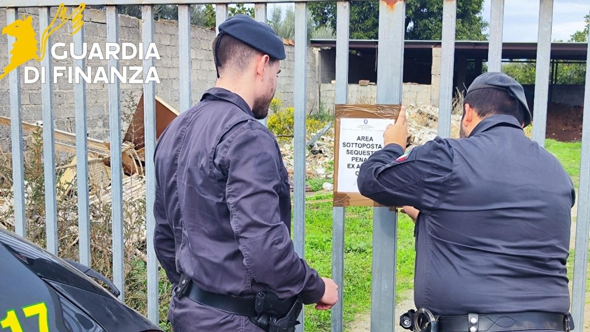 Discarica abusiva scoperta a Crucoli: la Guardia di Finanza sequestra un’area di 1300 metri quadrati - 