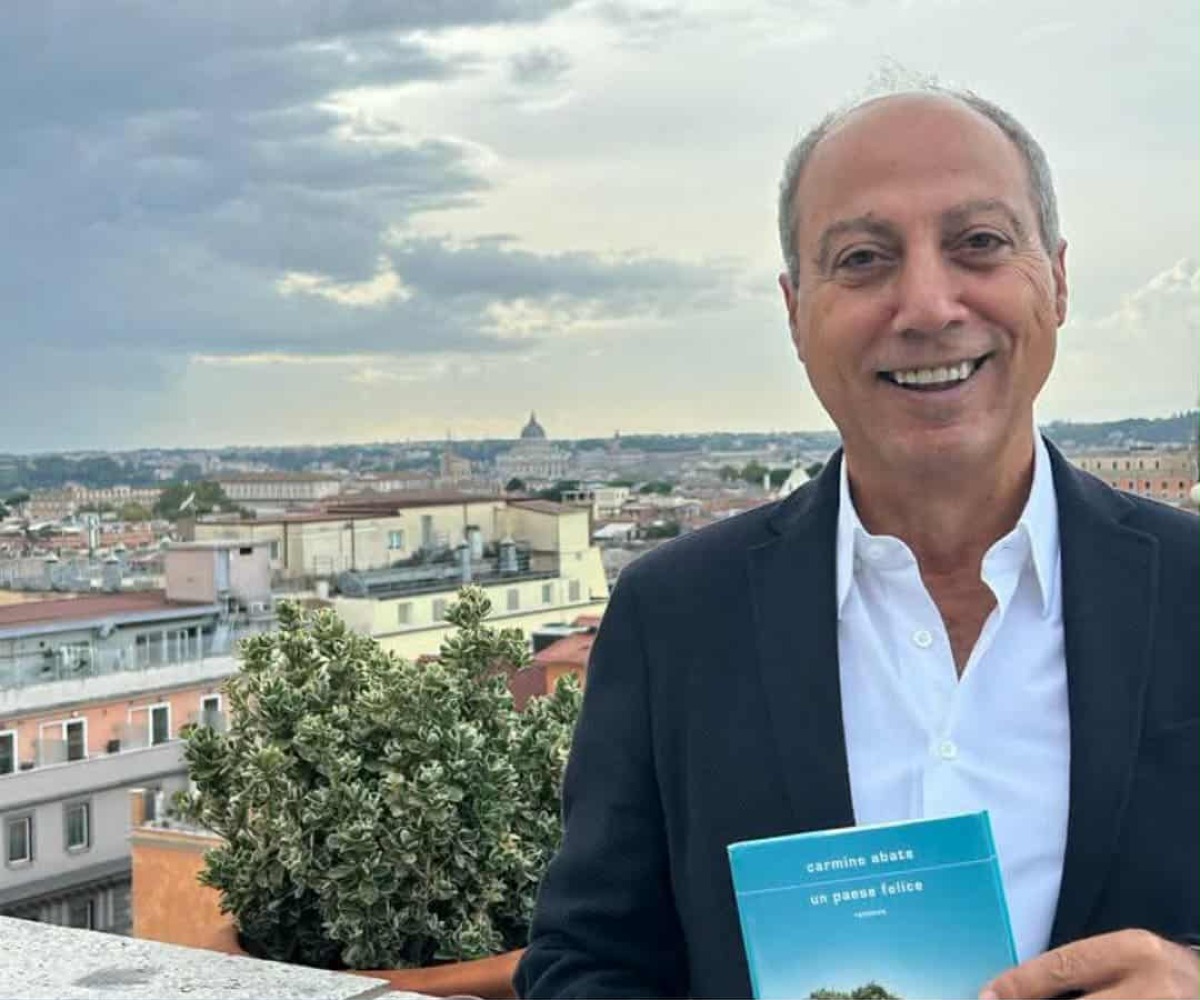Carmine Abate vince al Premio Biella Letteratura e Industria 2025 con "Un paese felice" - 