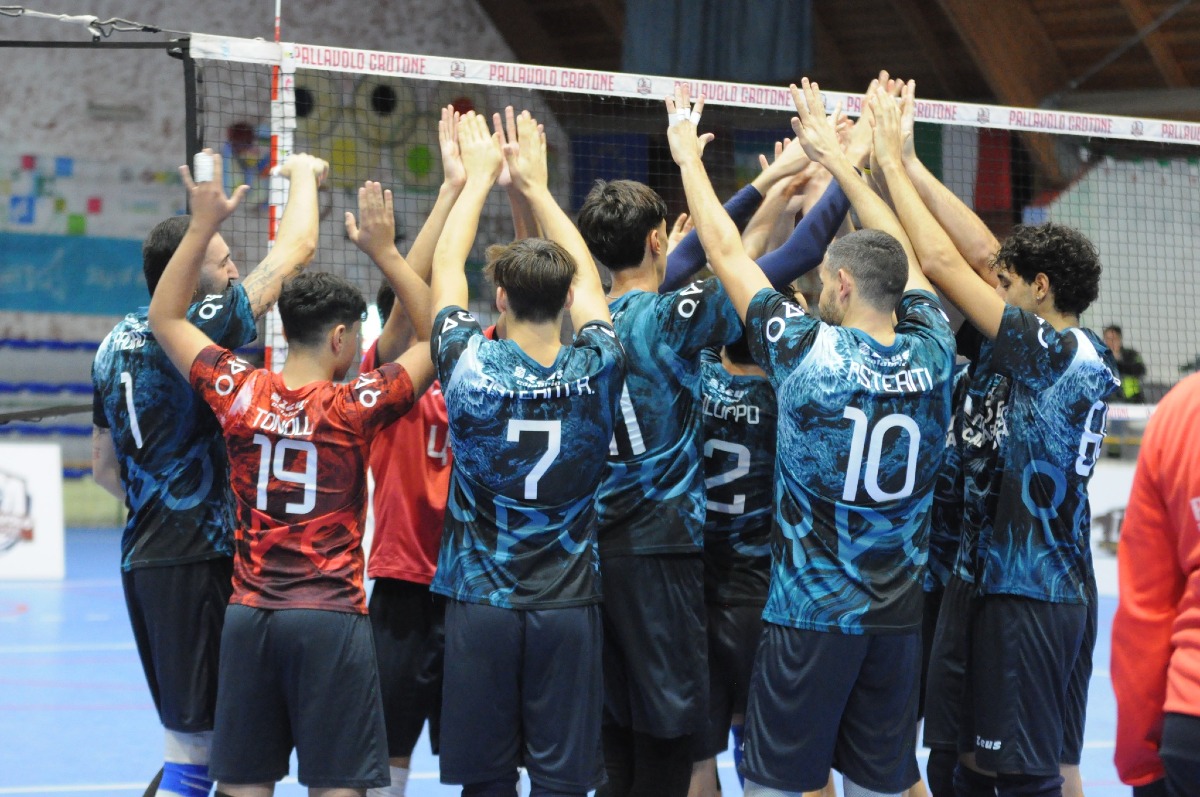 Pallavolo - La Raffaele Lamezia cade a Crotone: 3-0 per i pitagorici nella quarta giornata di Serie B - 