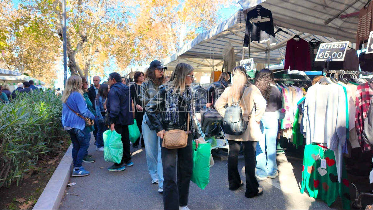 (VIDEO) Tanta gente per il tradizionale mercato del mese su viale Regina Margherita e piazzale Nettuno - 