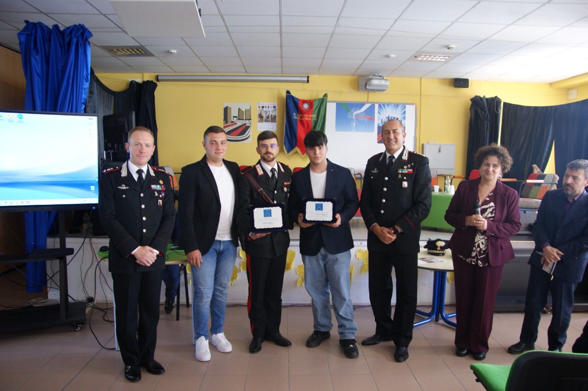 I Carabinieri incontrano gli studenti del Liceo “L. Costanzo” di Decollatura: una lezione di legalità in occasione della Festa dell’Unità Nazionale e delle Forze Armate - 