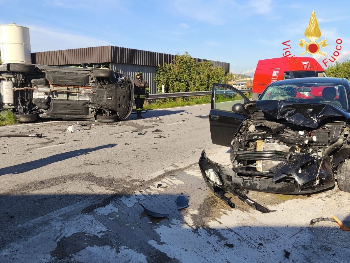 Catanzaro - Hyundai si ribalta: ferito conducente di una Panda - 