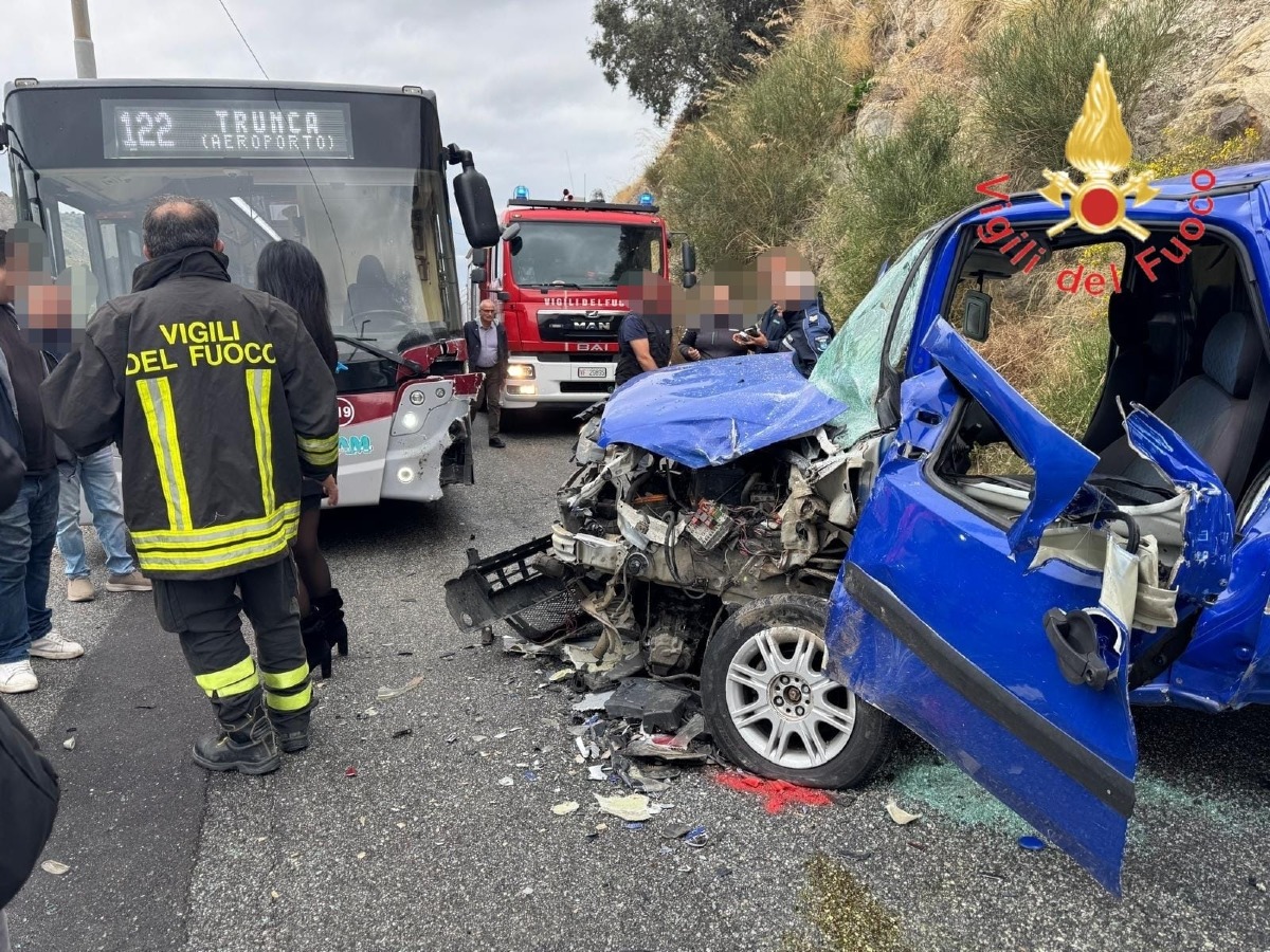 Incidente a Reggio Calabria: autobus e Fiat Doblò coinvolti - 