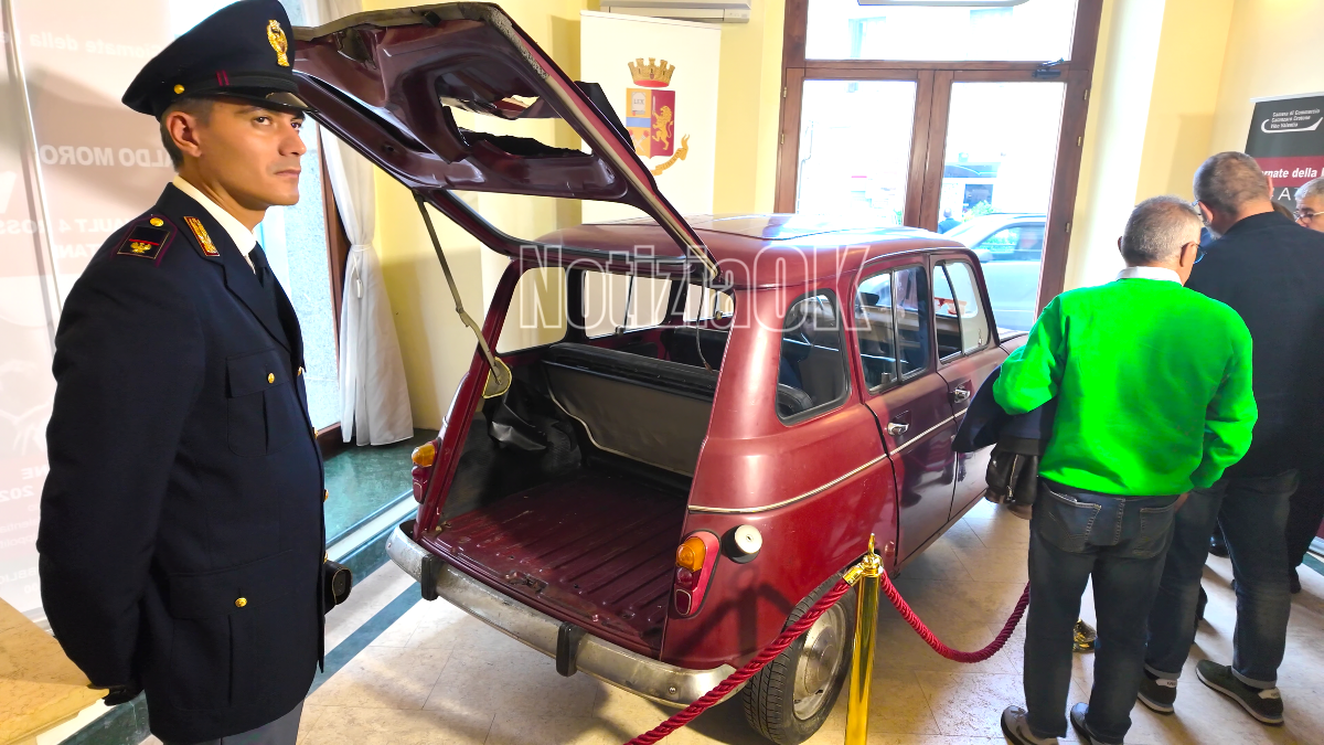 (VIDEO) Catanzaro - La storia d’Italia davanti agli occhi dei giovani: la Renault 4 di Moro in esposizione  - 
