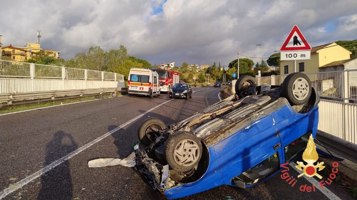 Incidente in Calabria, un'auto finisce fuoristrada e l'altra si ribalta - 