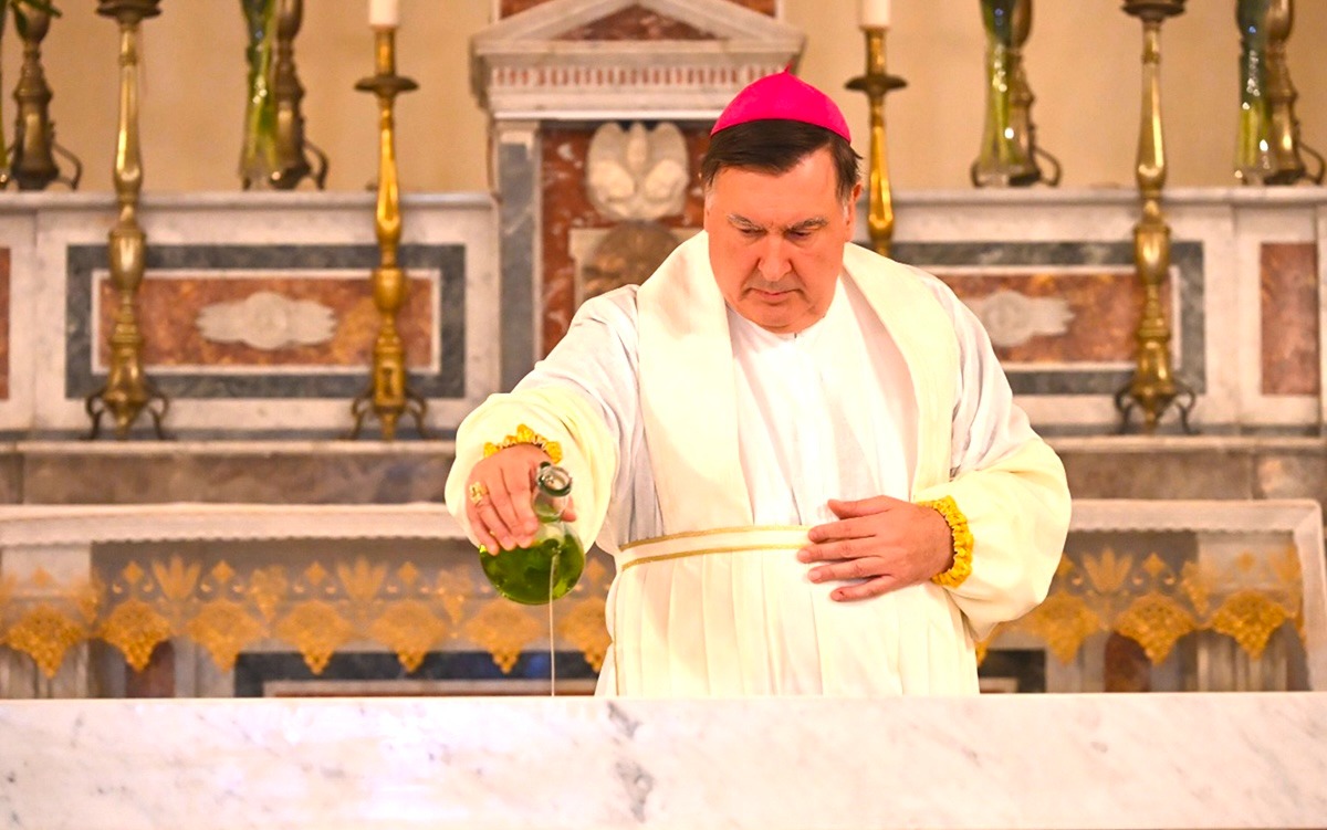 Catanzaro - Un Altare per la comunità: la Parrocchia del Carmine celebra la dedicazione con l’Arcivescovo Maniago - 