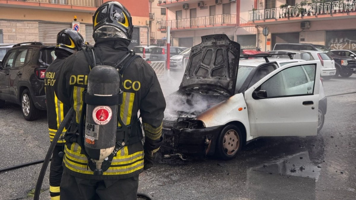 Crotone, auto in fiamme: paura per un anziano, evitata un’esplosione - 