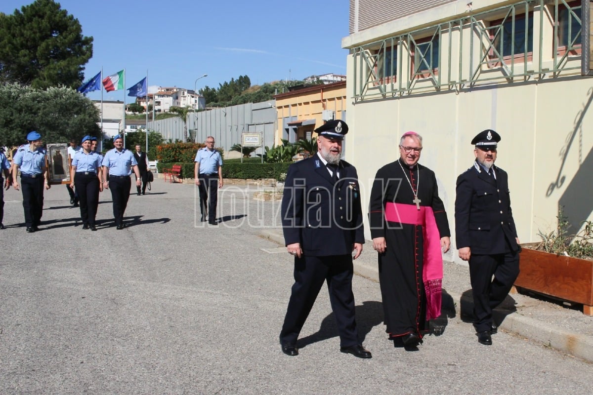 «Alzati!» – Il Vescovo Torriani tra i detenuti di Crotone: “Dio non cerca stinchi, ma cuori” - 