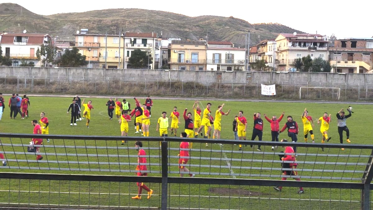 Il calcio torna a Botricello: festa grande per la riapertura dello stadio e la vittoria della Sportiva - 