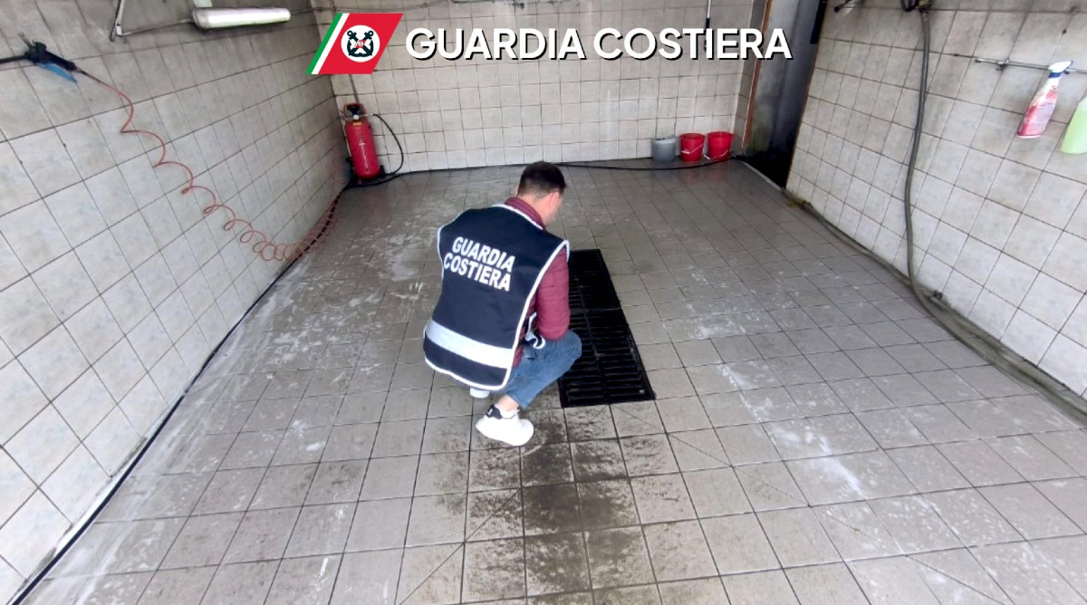 Crotone - La Guardia Costiera di Crotone denuncia tre imprenditori - 