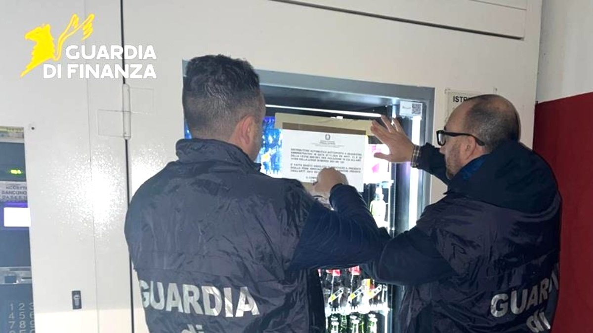 Sequestrati tre distributori automatici di alcol a Cosenza - 