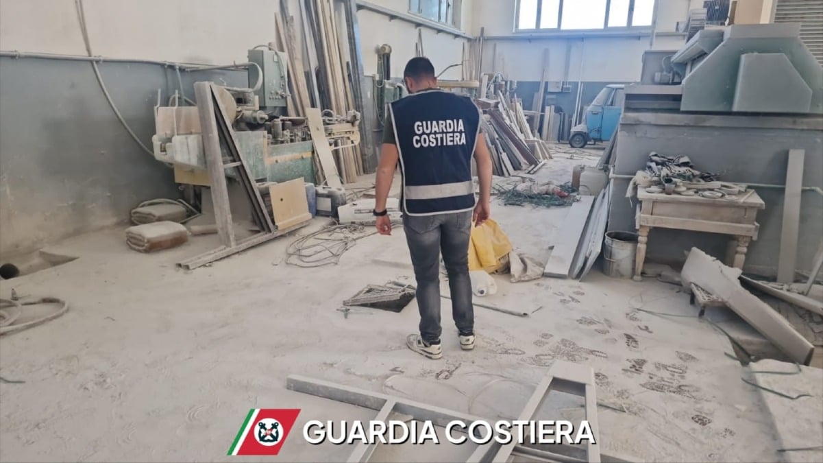 Sequestro a Cirò Marina: capannone per lavorazione marmi e discarica abusiva sotto controllo della Guardia Costiera - 