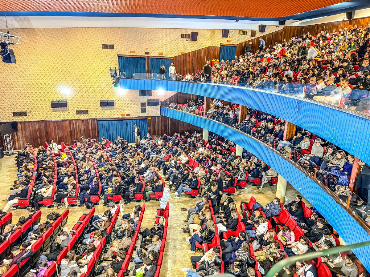 Rende applaude Angelo Duro, doppio tutto esaurito al Teatro Festival - 