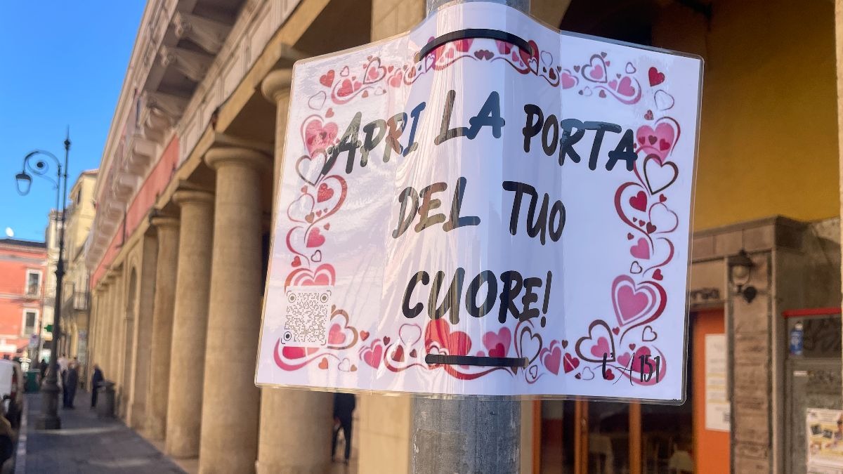 Crotone - Messaggi d’amore: cartelli spuntano in tutta la città: ecco il significato - 