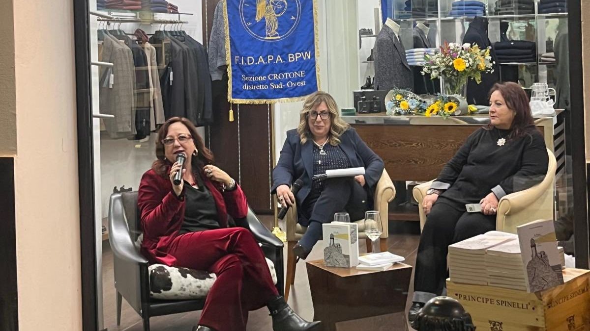 Crotone - Il Faro: Il libro “in vetrina” che illumina San Martino - 