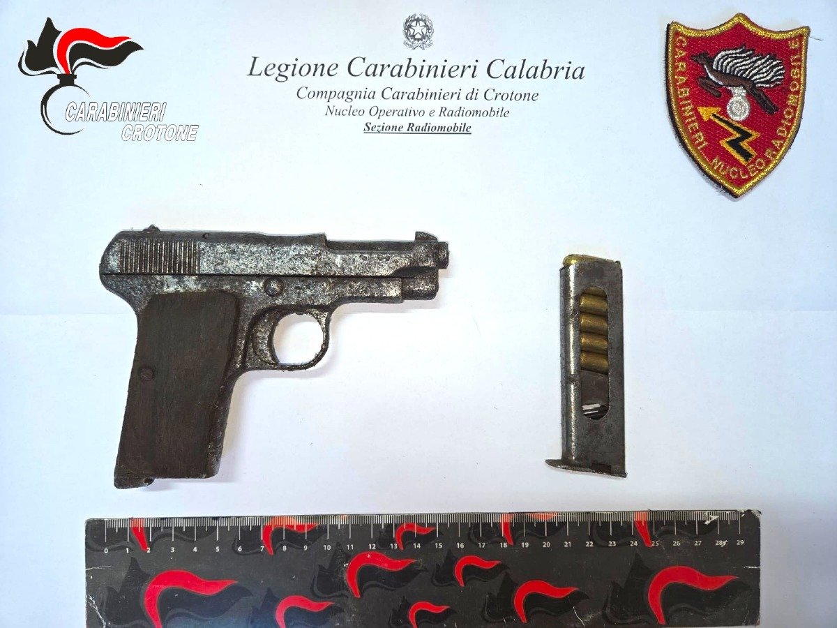 Crotone, i Carabinieri scoprono una pistola nascosta in un tubo: sequestrata arma con matricola abrasa - 