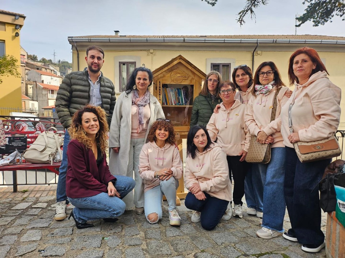Sersale - Inaugurata la nuova Libreria Sospesa: i bambini protagonisti di una mattinata speciale in Piazza Casolini - 