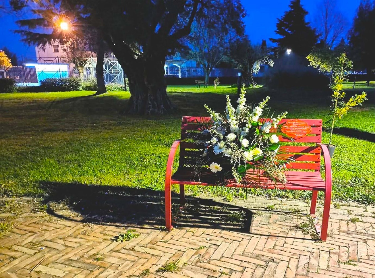 Corigliano-Rossano, vandalizzata la panchina rossa in ricordo di Fabiana Luzzi - 