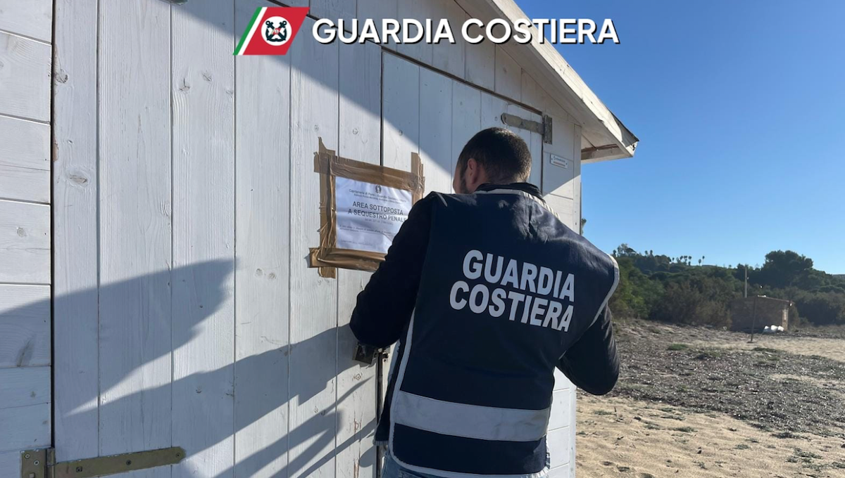 Isola C.R. - Blitz della Guardia Costiera, sigilli a strutture balneari - 