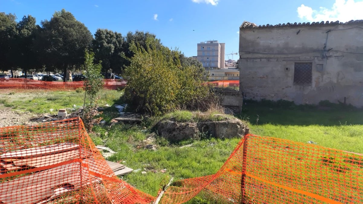 Crotone, i Krotoniati lanciano l’allarme: “Salviamo l’antica fonte vicino al Tribunale. È un pezzo della nostra storia” - 