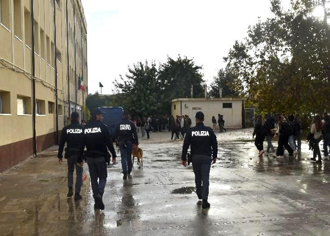 Crotone - Controlli a scuola, Polizia e unità cinofile in azione - 