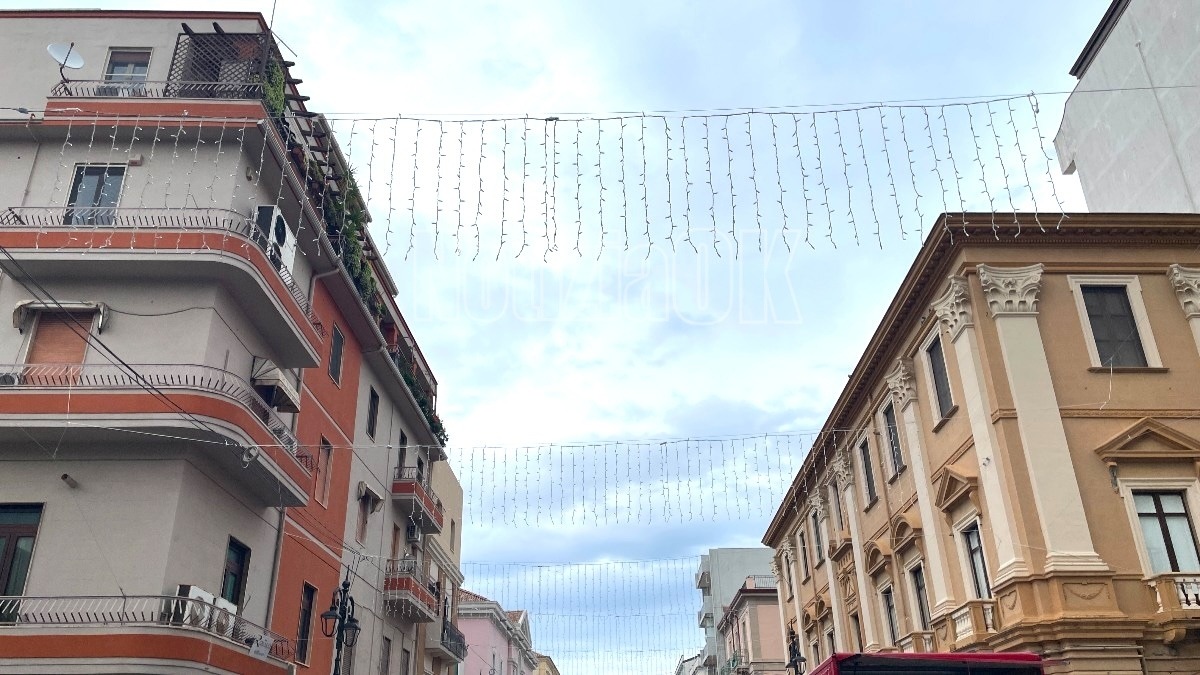 Crotone si prepara al Natale: luci in allestimento, e arriva l'Albero natalizio  - 