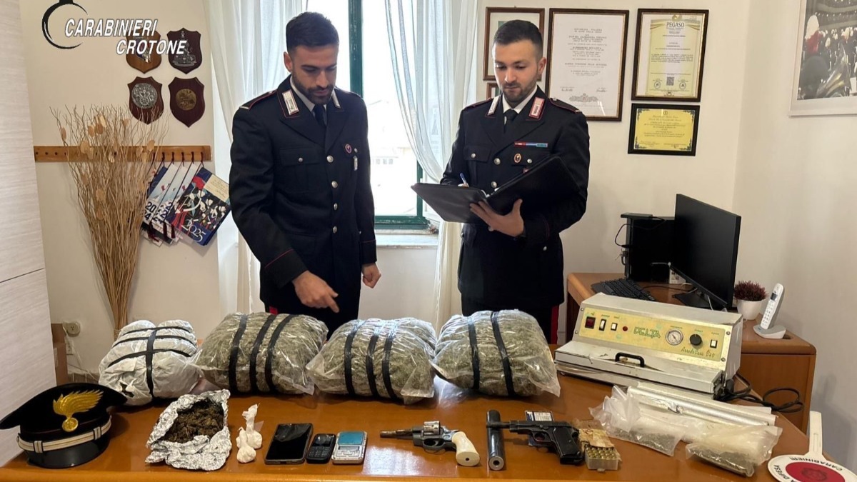 (VIDEO) Strongoli, scoperto droga e armi in un magazzino: arrestato commerciante 44enne - 