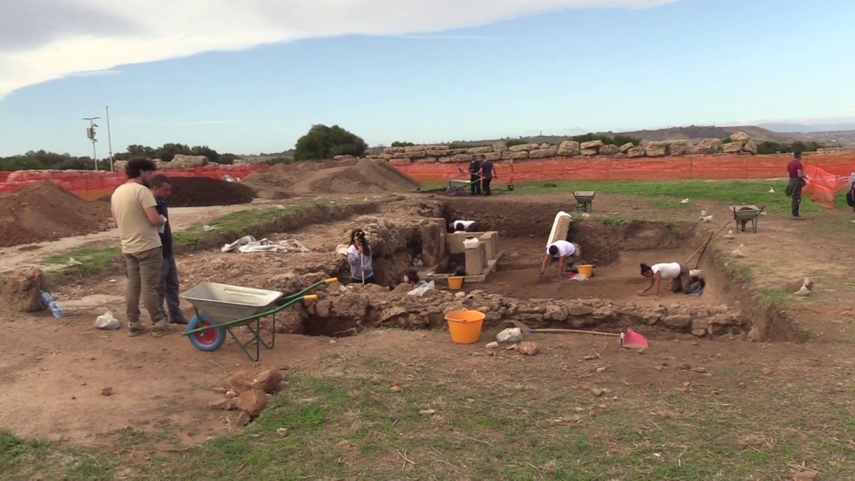 Nuove scoperte a Capo Colonna: stanze, muri e reperti emergono dallo scavo Domitina - 