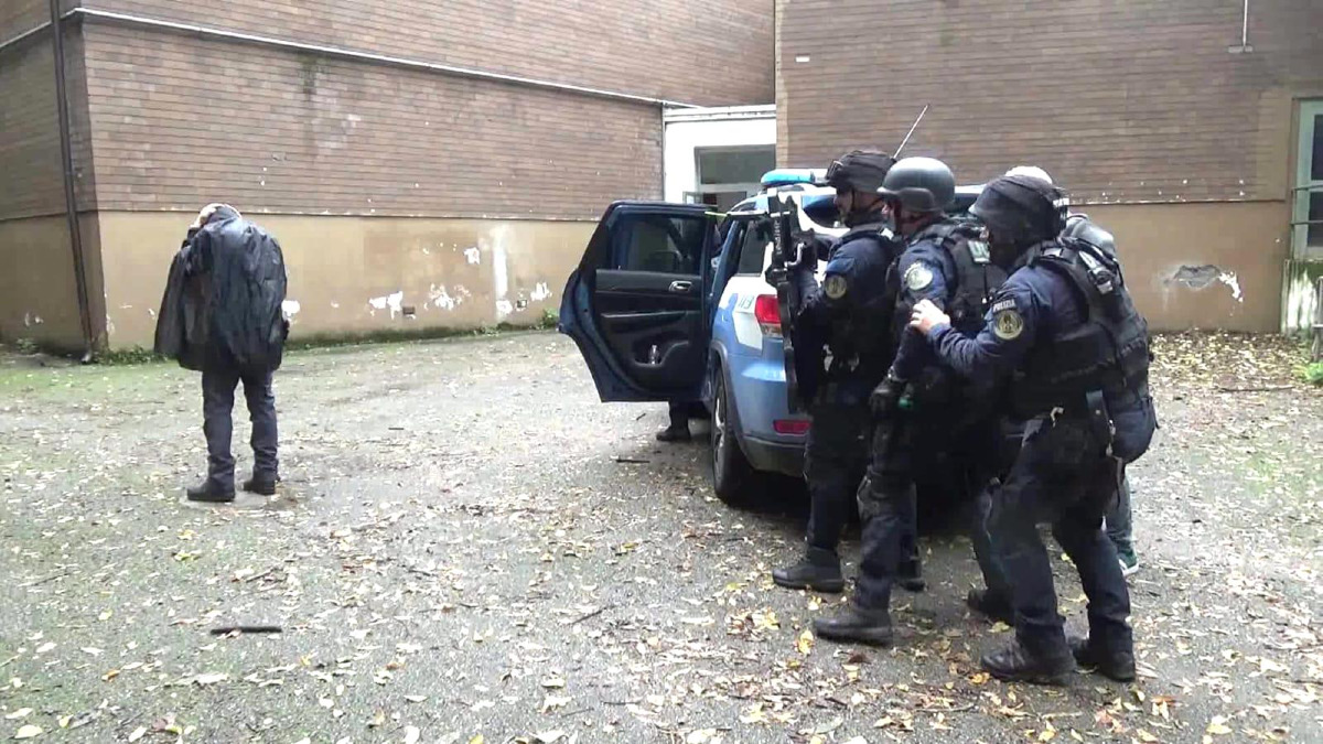 Cosenza - La Questura testa la figura del negoziatore in esercitazione - 