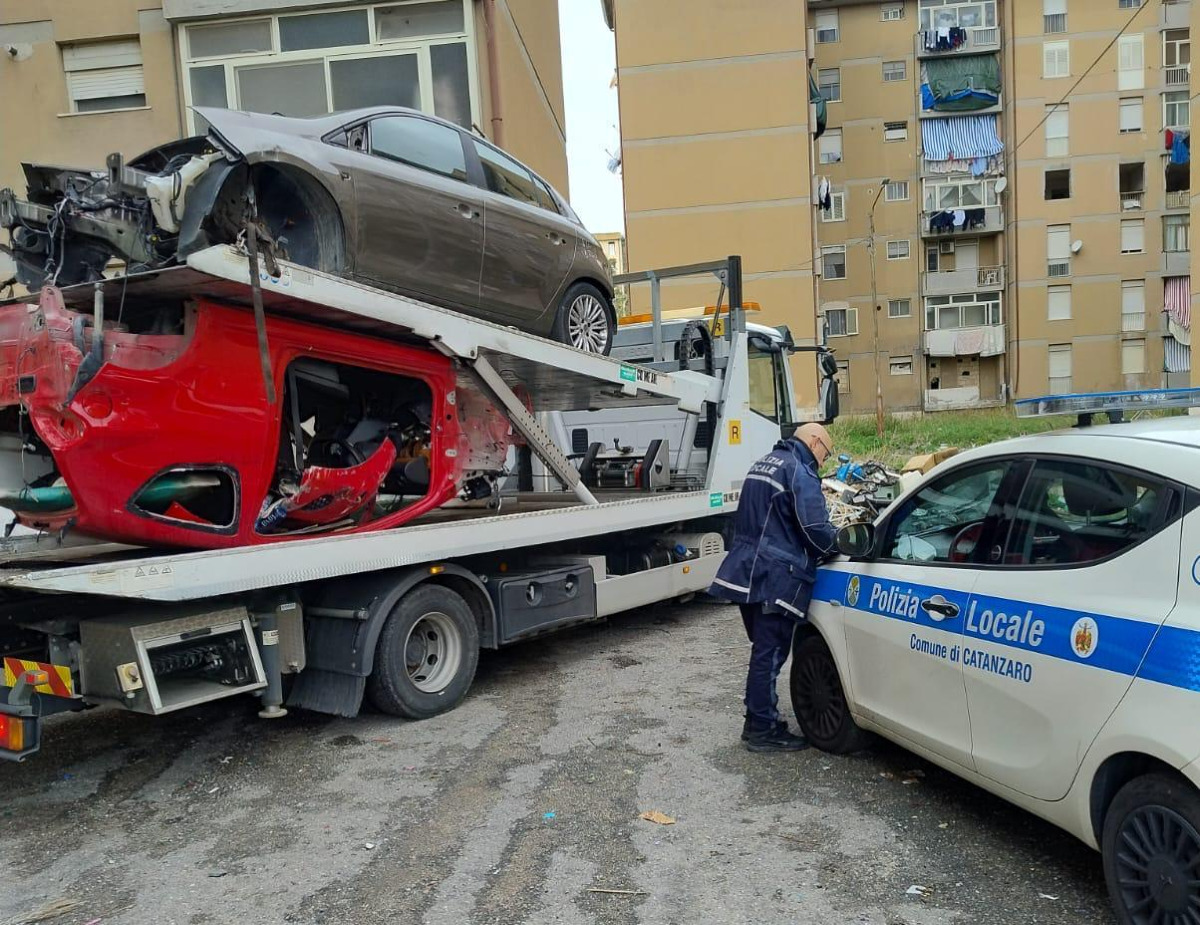 Catanzaro: Polizia locale in azione contro le auto abbandonate nella zona sud - 