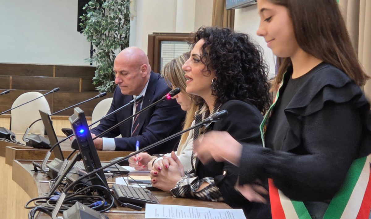 Crotone - Il Consiglio Comunale dei Ragazzi chiede la riapertura della piscina - 