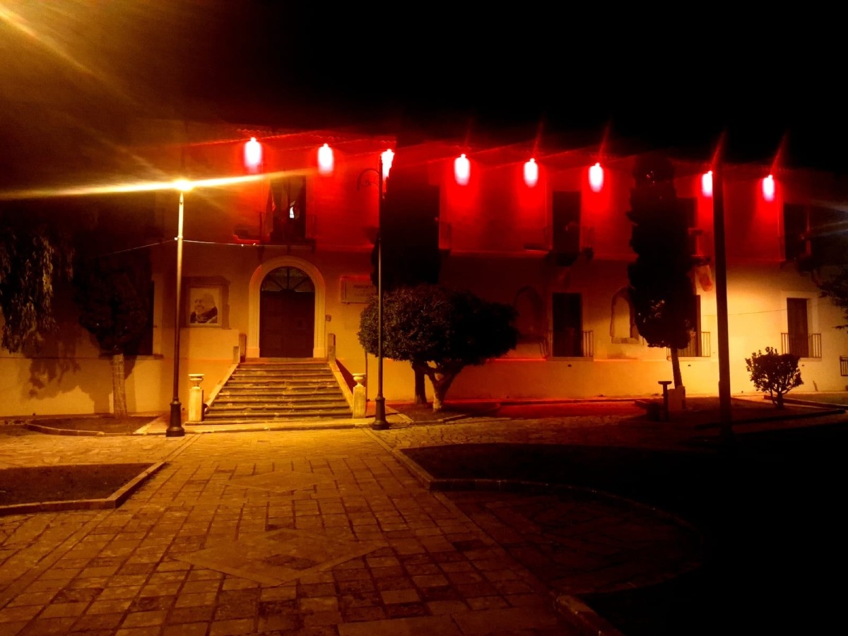 San Lucido contro la Violenza sulle Donne: il Comune si tinge di rosso - 