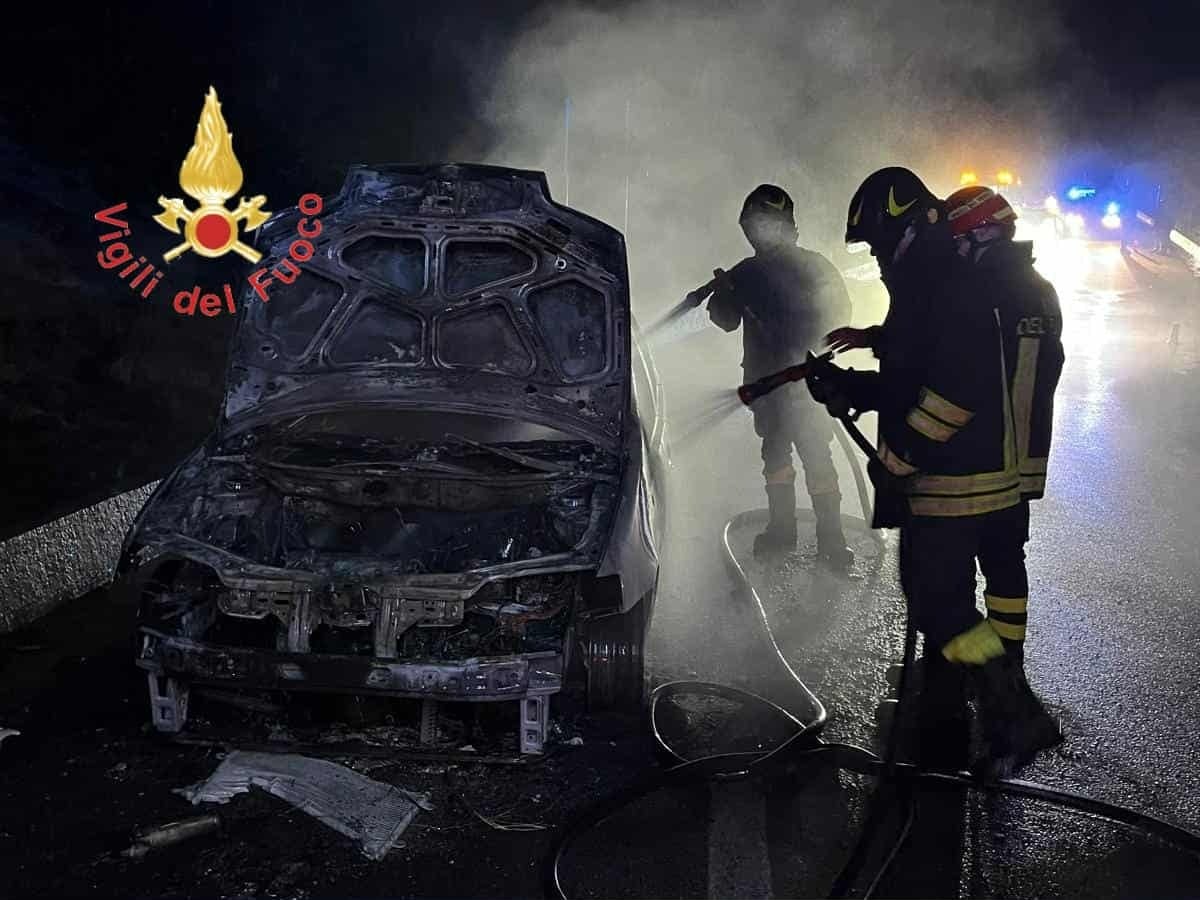 Autovettura in fiamme, salvo il conducente: i Vigili del Fuoco evitano il peggio - 