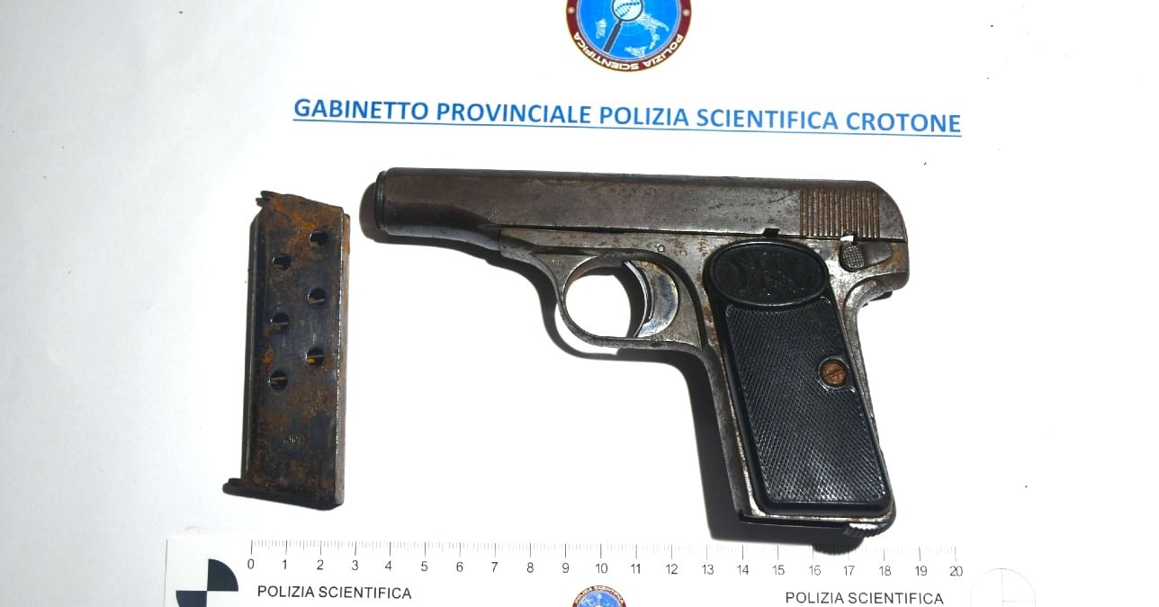 Commerciante crotonese arrestato per spaccio di hashish e possesso di pistola clandestina - 
