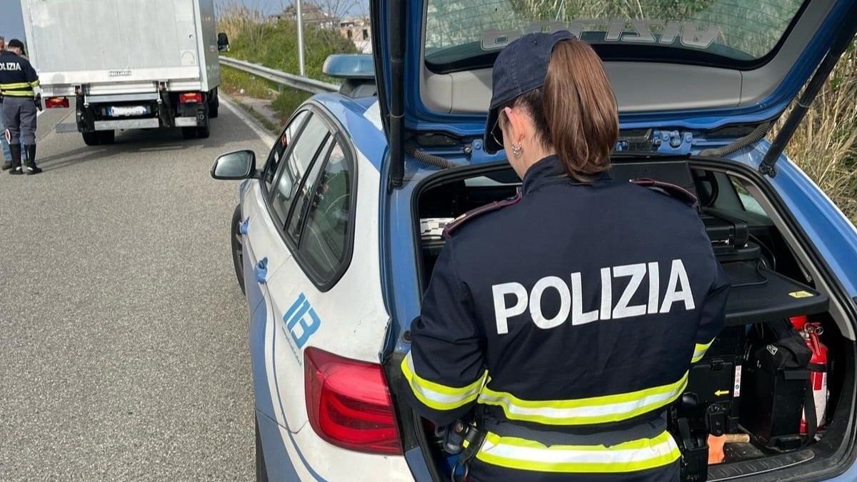 Controlli della Polizia agli autonoleggi di Crotone: due attività sospese per irregolarità - 