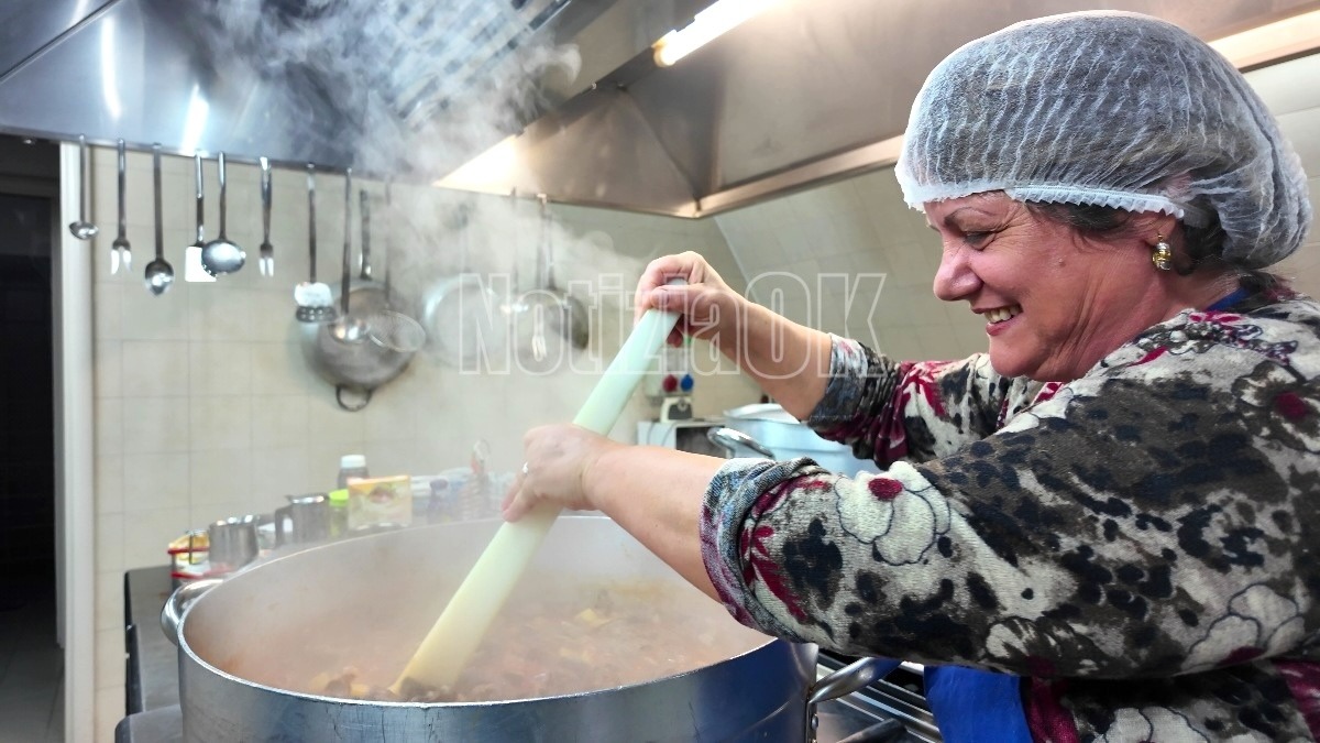 Crotone, generosità alla mensa dei poveri: i cittadini rispondono portando tanto olio - 
