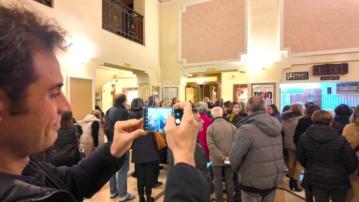 (VIDEO) Carlo Gallo riempie il Cinema Apollo: entusiasmo per il crotonese nel cast de “Il Maestro” - 