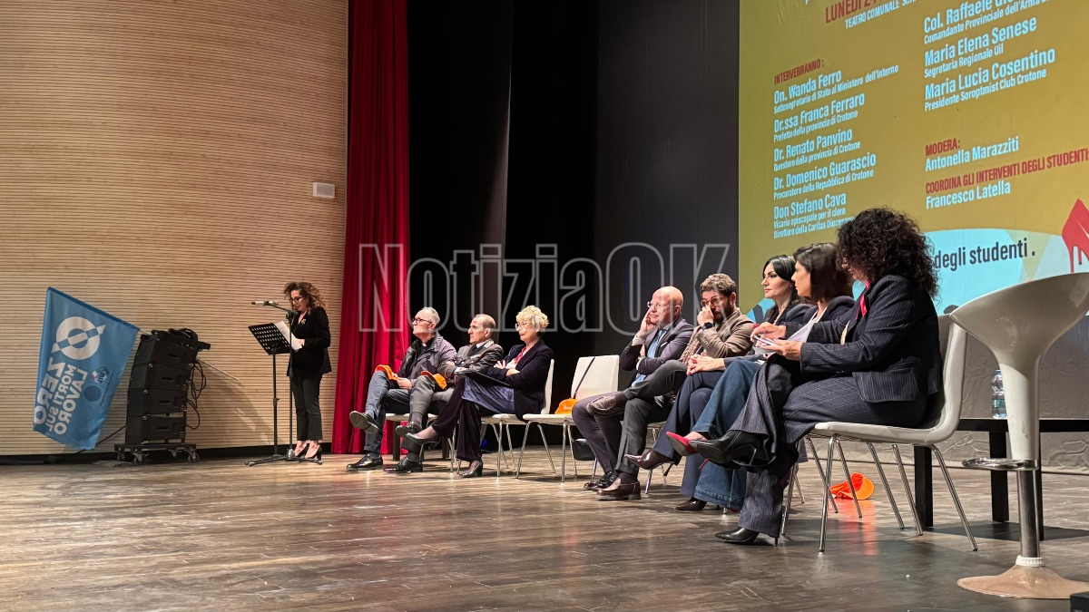 (VIDEO) “Urliamo” contro la violenza di genere: Crotone si colora di arancione al Teatro Scaramuzza - 