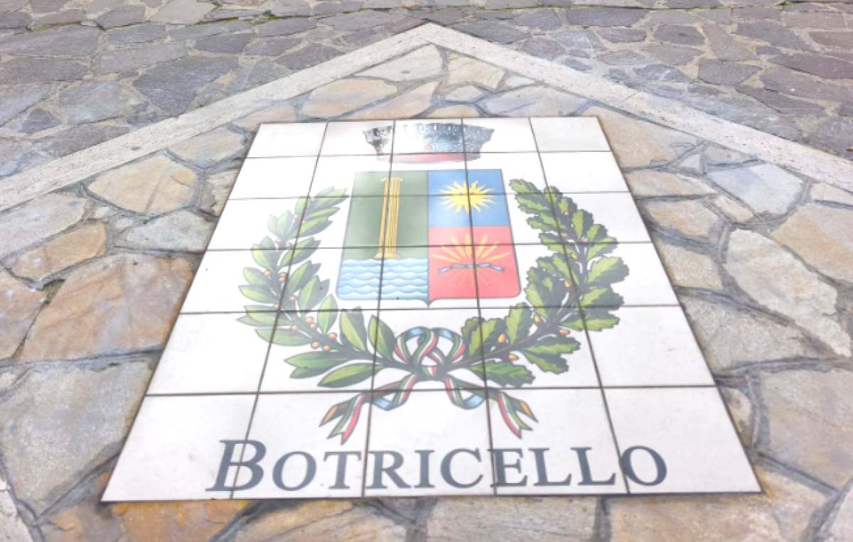 Botricello, un nuovo stemma davanti al Comune per rappresentare storia e identità - 