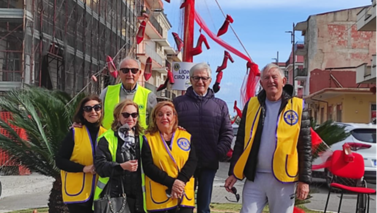 Cirò Marina, il Lions Club Krimisa realizza una rete di scarpe rosse contro la violenza sulle donne - 