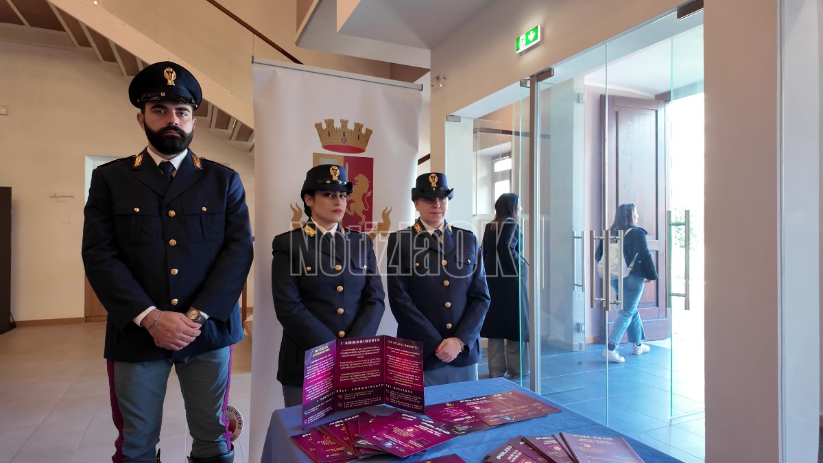Giornata contro la violenza sulle donne: la Questura di Crotone in piazza con uno stand informativo - 
